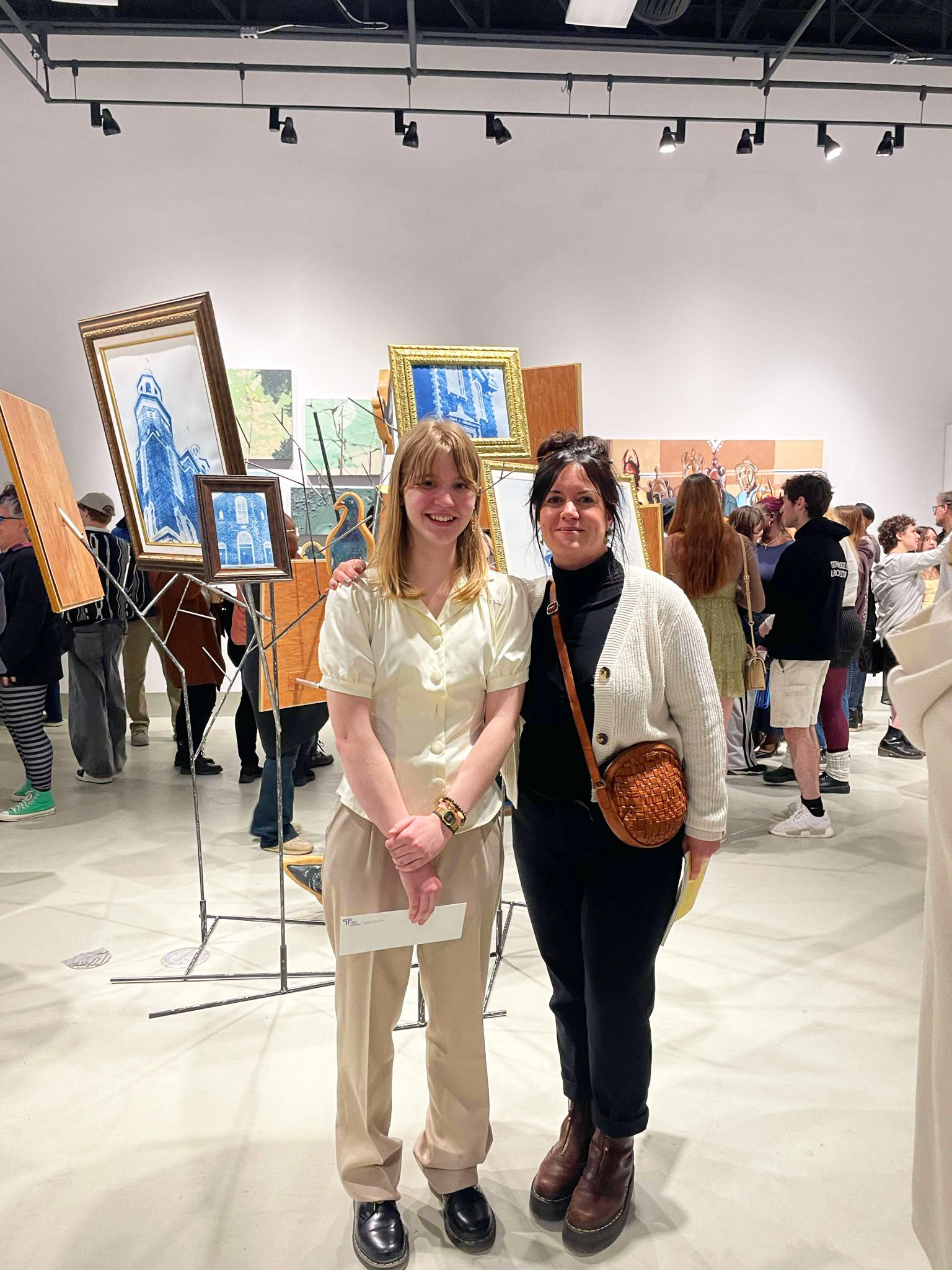 De gauche à droite: Fanny Drolet, gagnante au volet Cégep de TR, et Marie-Jeanne Decoste, enseignante en arts visuels et membre de l’Atelier Presse Papier.